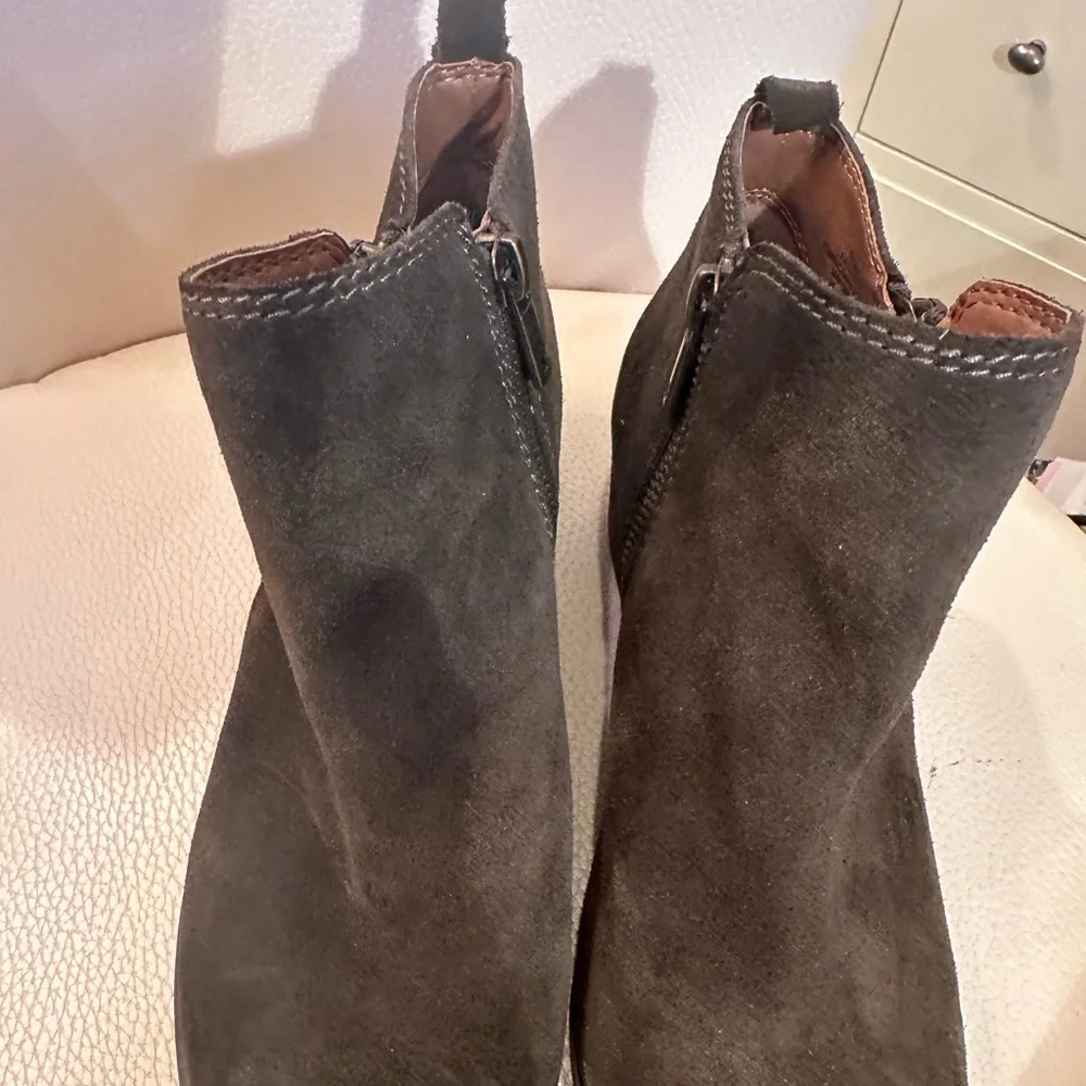 Lucky Brand NWOT Dark Green/ Gray Suede Leather Booties Double Zip Stacked Heel
